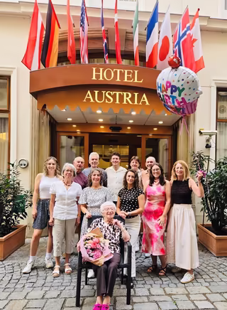 Frau Kheenagan mit Familie vor dem Hotel Austria