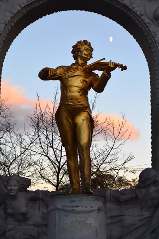 [Translate to Italian:] Johann Strauss Statue