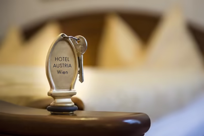 großer Zimmerschlüssel mit der Aufschrift "Hotel Austria Wien"