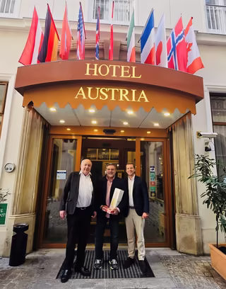 Herr Piero vor dem Hotel Austria Eingang 