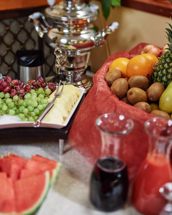 fruchtige Frühstücksecke - Hotel Austria © Gerry Mayer-Rohrmoser Frühstücksecke mit verschiedenen Obstsorten und Fruchtsäften