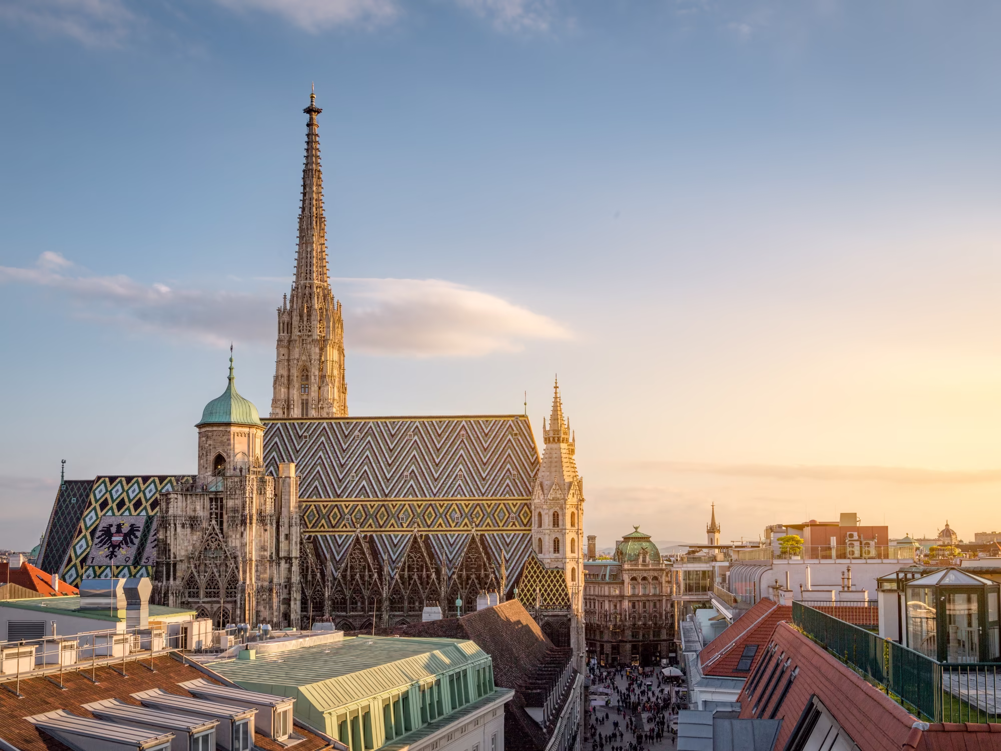 Aussicht auf den Stephansdom in Wien bei Sonnenuntergang